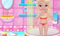 Donner le bain à bébé Elsa